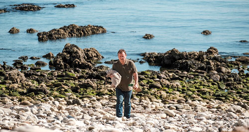 El señor TJ Ballantyne, encargado de The Old Oak, el último bar de ese pueblo, es un héroe callado, del tipo que exigen nuestros tiempos, parado del lado de la solidaridad y no del juicio y el rechazo.