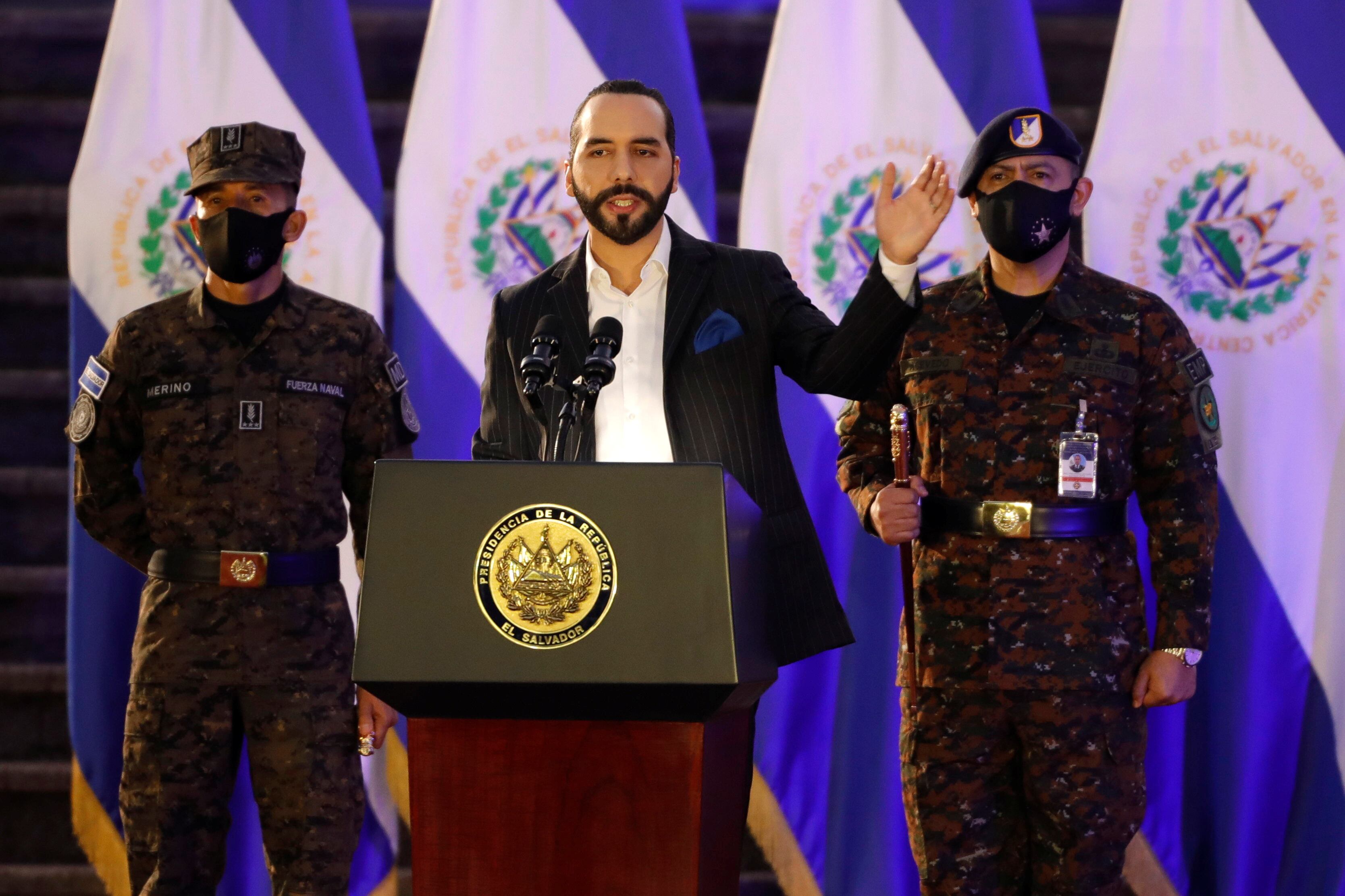 El presidente de El Salvador, Nayib Bukele, habla durante una ceremonia de despliegue de soldados del ejército salvadoreño para el plan de Control Territorial en San Salvador, El Salvador. REUTERS / Jose Cabezas