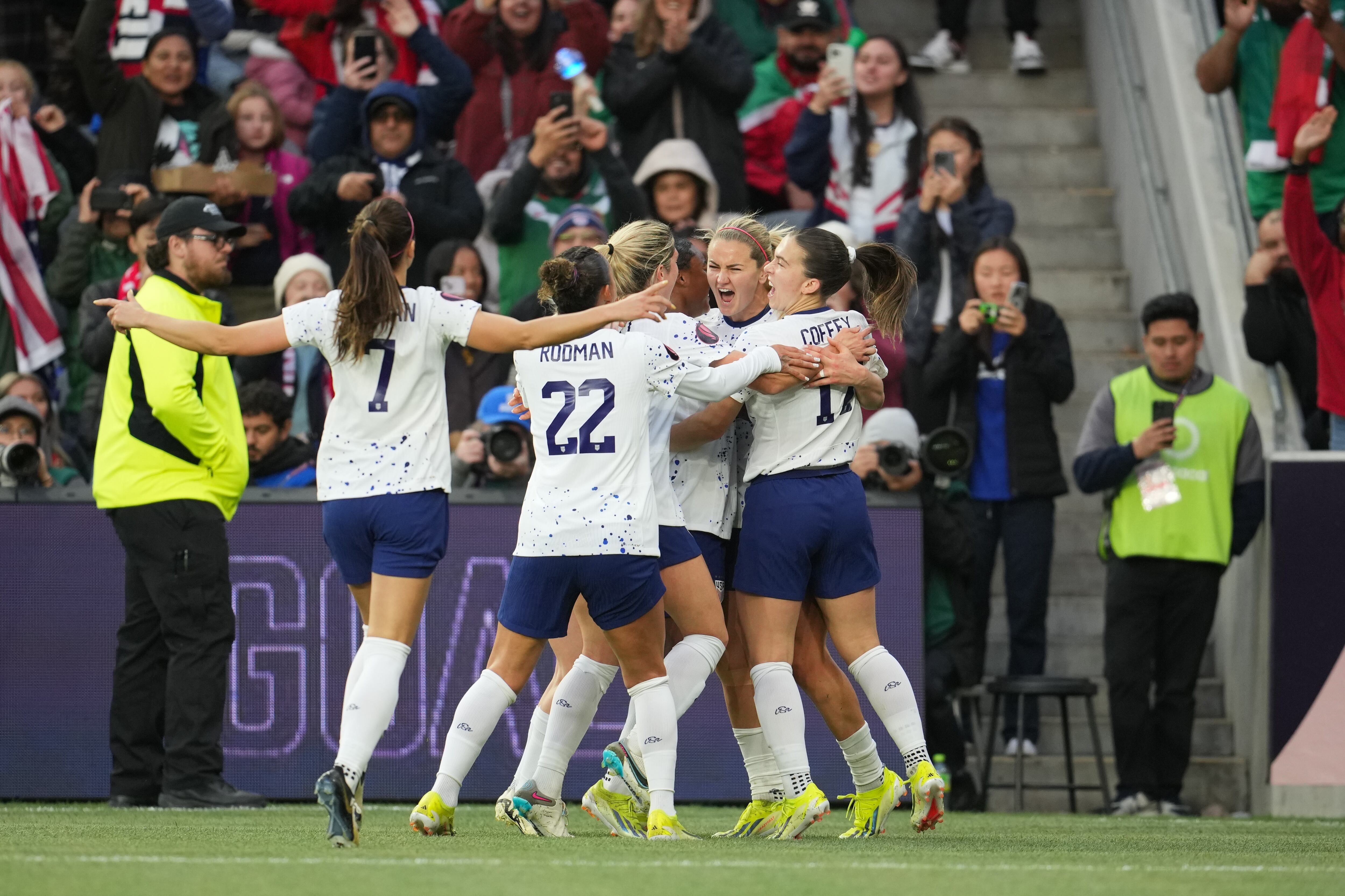 LOS ÁNGELES, CALIFORNIA - 3 DE MARZO: Lindsey Horan # 10 de Estados Unidos celebra el marcador con sus compañeros durante la primera mitad contra Colombia durante el partido de cuartos de final de la Copa Oro W de la Concacaf 2024 en el Estadio BMO el 3 de marzo de 2024 en Los Ángeles, California. (Foto de Brad Smith/ISI Photos/USSF/Getty Images para USSF)