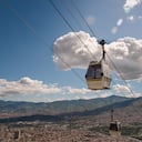 Teleférico de Medellín con la ciudad de fondo en un día soleado. Medellin colombia