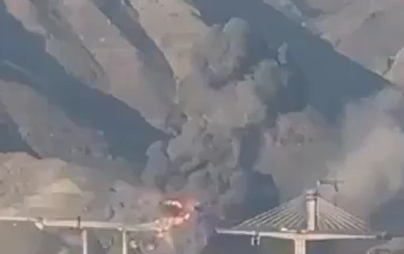 El presidente Donald Trump dijo que el puente más alto de Irán había sido destruido, tras revelar un video en el que se observa arder en llamas.