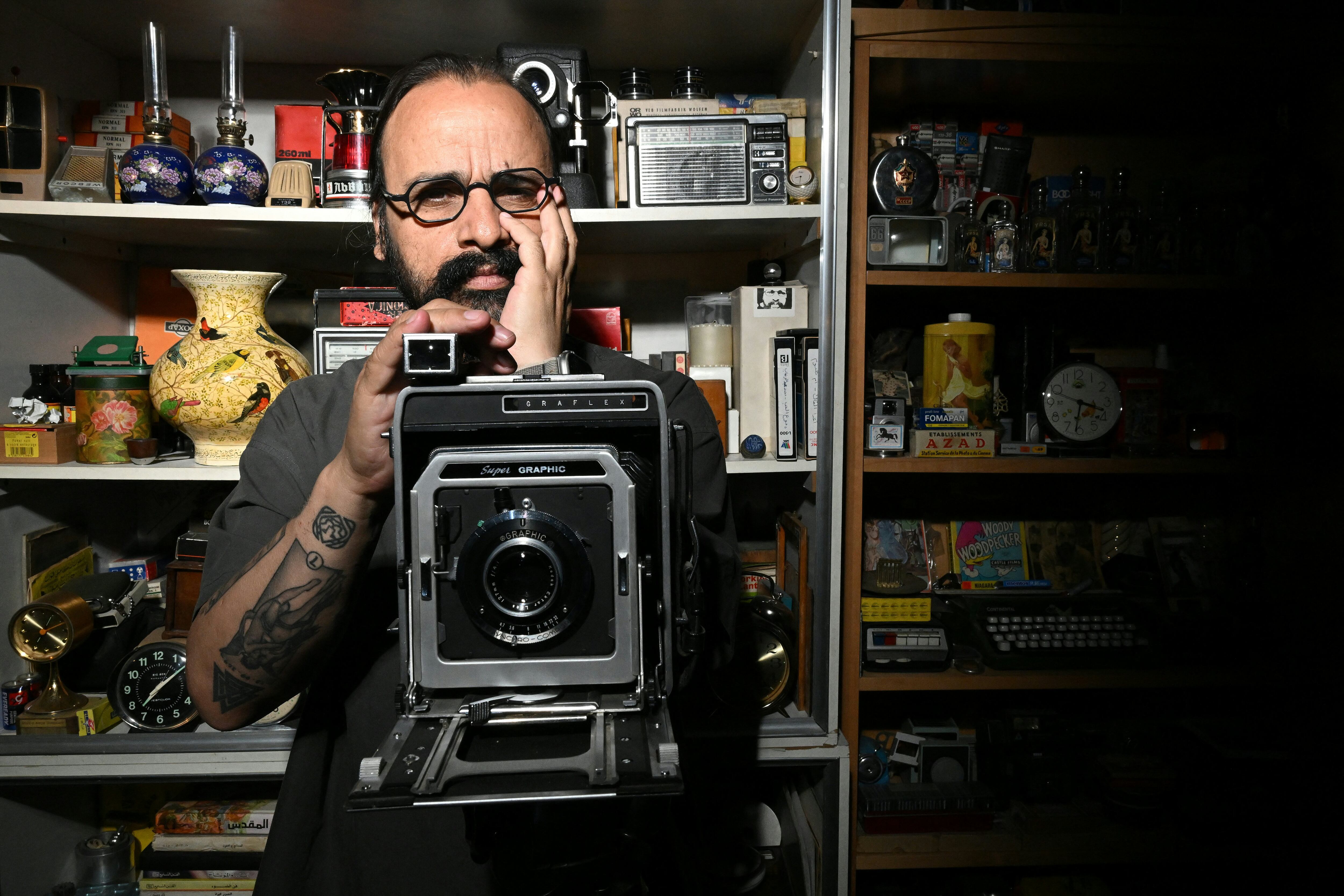 El director sirio Mohamad Abdul Aziz posa para una fotografía en su oficina de Damasco el 24 de noviembre de 2025. FOTO: AFP.