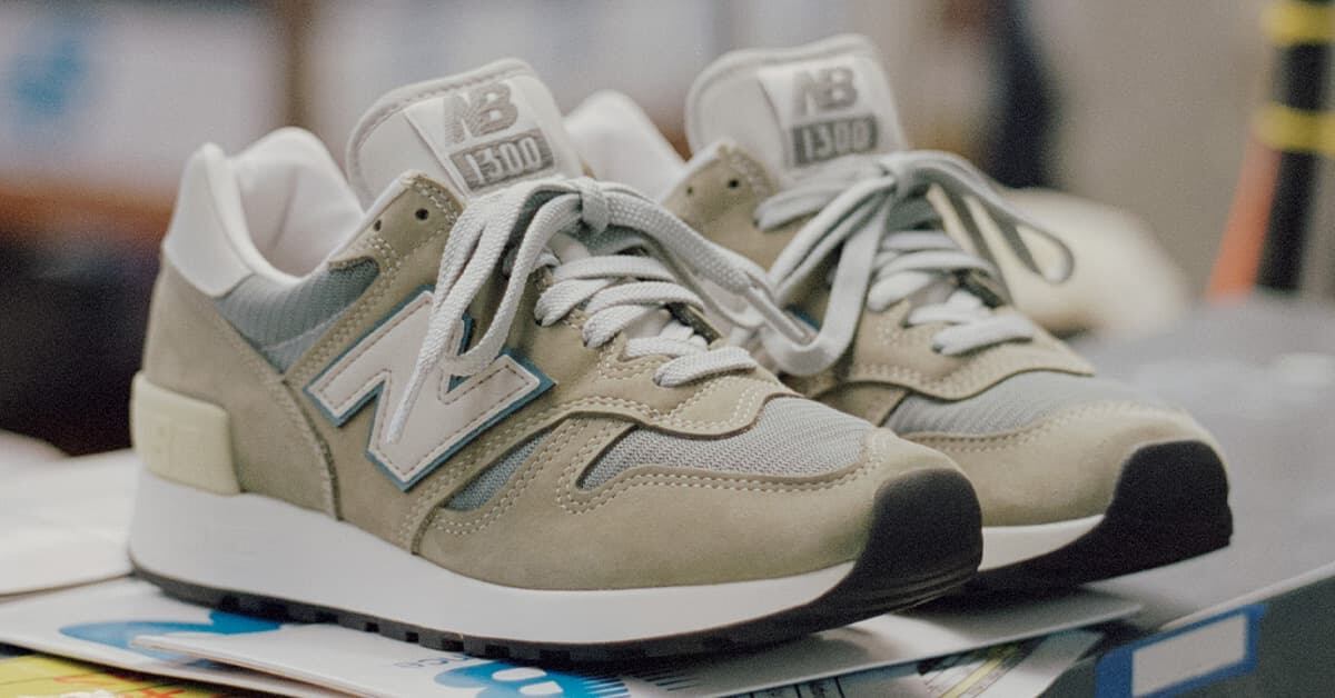 Primer plano de New Balance 1300JP 2025 en Silver Birch, destacando cuero y malla premium.
