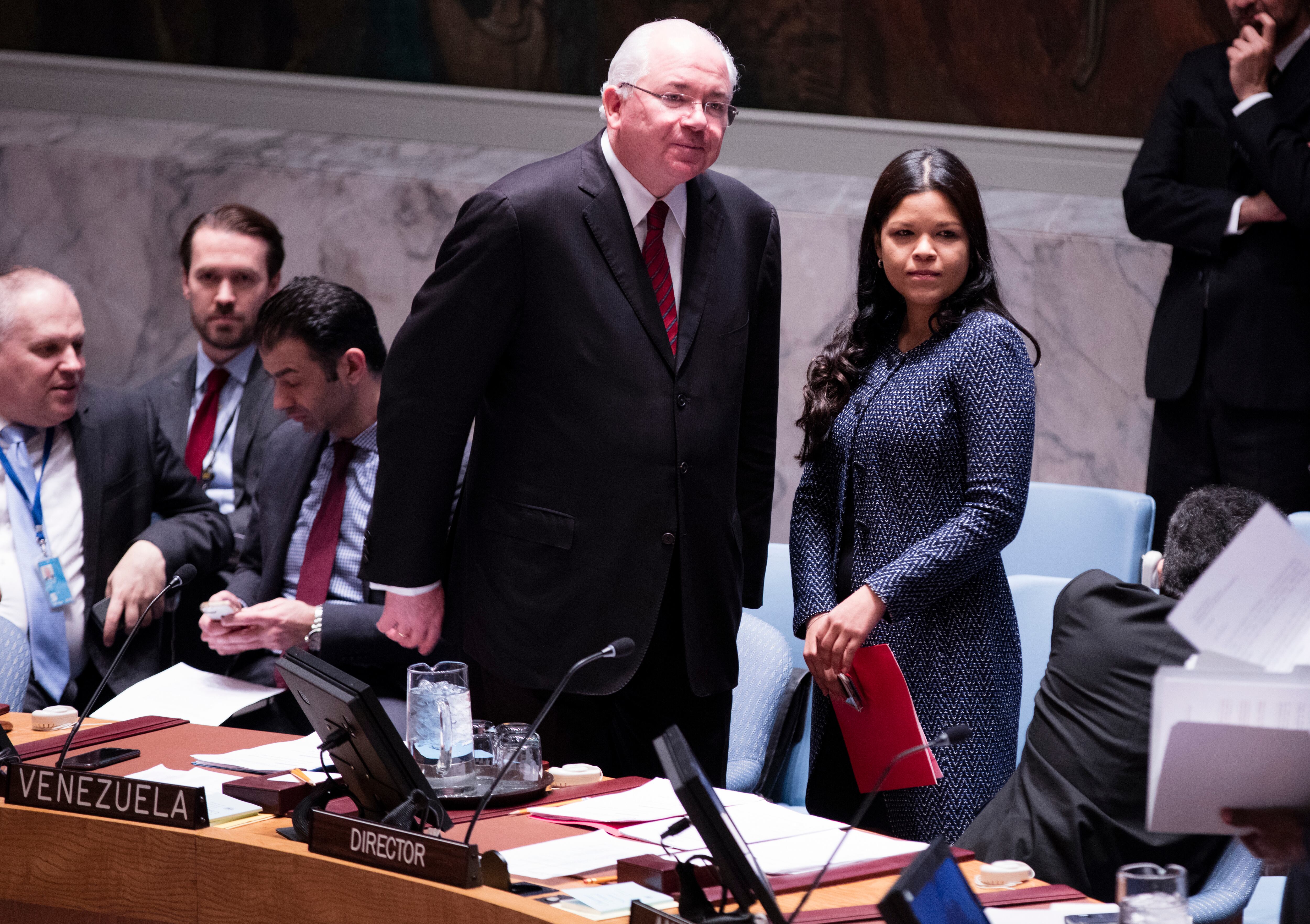 Rafael Ramírez junto a la hija de Hugo Chávez