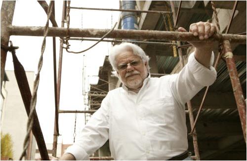La fuerza de las ideas
Carlos Gaviria

Quedó amarrado irremediablemente a los libros por culpa de Borges y de su abuela, que todos los días le leía alguna historia. La música clásica lo acompaña como su sombra, pero entre amigos admite que le gusta Julio Iglesias cuando canta Gwendolyne. Carlos Gaviria canta a capela el tango que le pidan y una versión de Mis harapos que logra emocionar a cualquier amante del fox. Es un mal negociante y poco estratega, pero esas condiciones que en asuntos de política pueden ser consideradas debilidades no le impidieron sacar una votación histórica para la izquierda colombiana. La fuerza de las ideas le significó 2,6 millones de votos en las elecciones presidenciales, pasando por encima del Partido Liberal. Esa victoria lo legitimó como figura de oposición y le sumó al Polo Democrático Alternativo la fuerza política que los partidos tradicionales han ido perdiendo en las urnas. 

Fotografía de Patricia Rincón Mautner tomada en una 
construcción de
