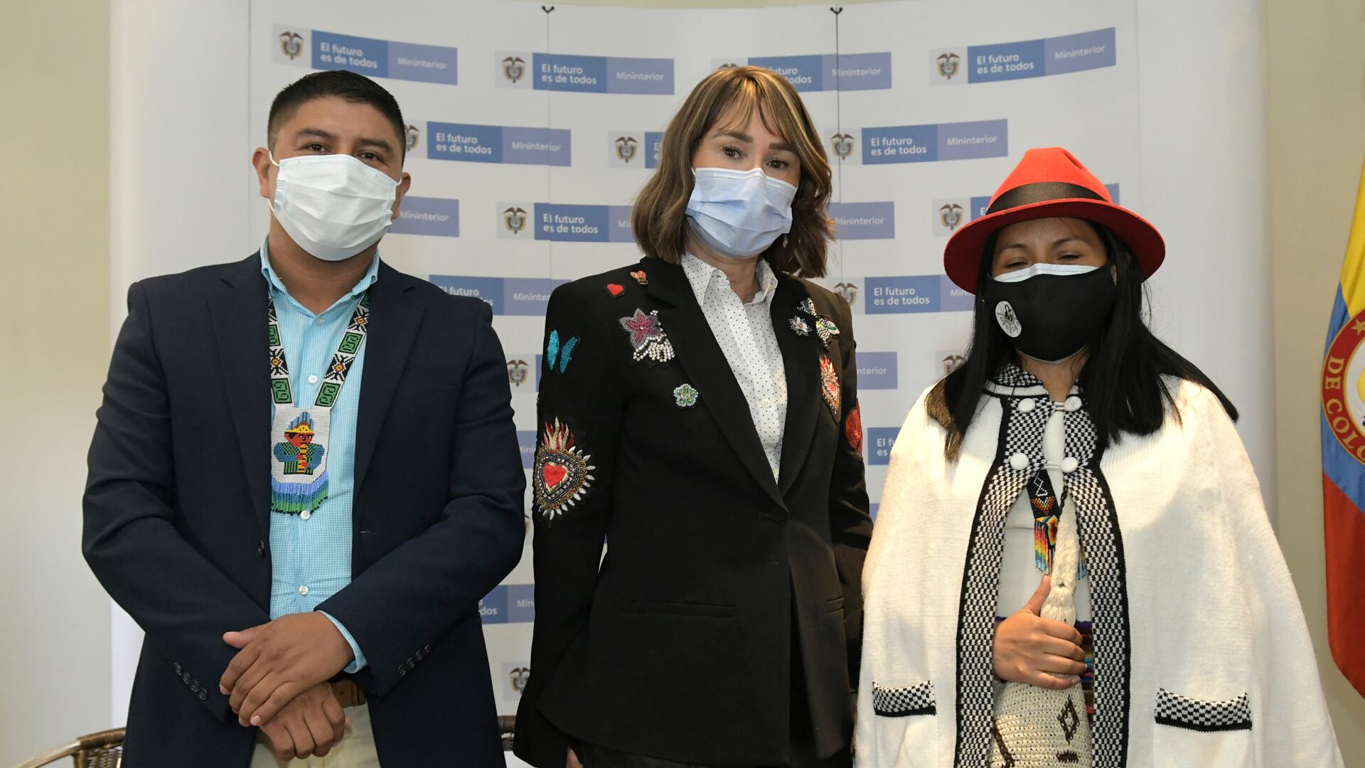 El dirigente indígena de la Etnía Embera Katío, José Leonardo Domico; la Ministra del Interior, Alicia Arango Olmos y la Gobernadora del Cabildo Indígena Muisca, Angela Chiguasuque Neuta, durante la puesta en marcha de la Escuela de Formación de Líderes Sociales.