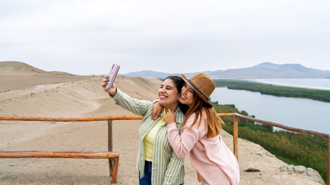 Turistas en la reserva Nacional de paracas, en Perú.