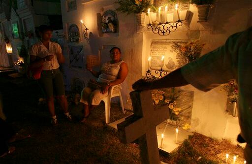 (Mompox , Colombia) Hace parte de las celebraciones de Semana Santa visitar el cementerio donde los seres amados y amigos son enterrados. (AP Foto/Guillermo Fernando Martinez)