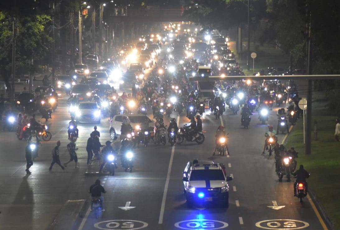 Caravana de motociclistas a la altura de la Autopista Sur con Carrera 44, sur de Cali. 31 de octubre de 2023.