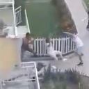 Las personas se lanzaban elementos que se encontraban a su paso como palos y piedras.