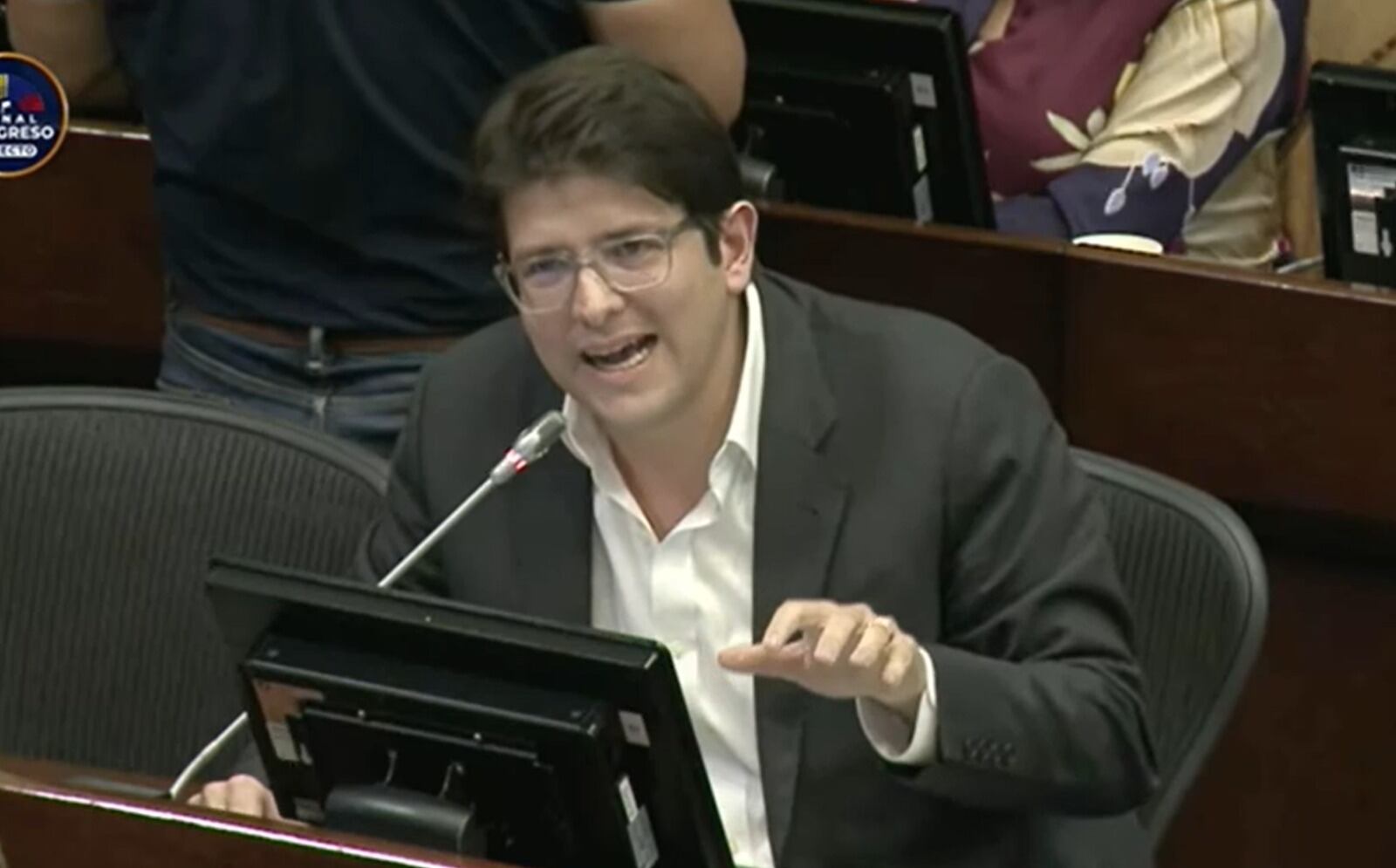 Senador Miguel Uribe Turbay rechazó ataques de Gustavo Petro contra SEMANA.