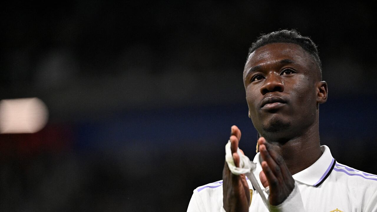 Eduardo Camavinga aplaude a la afición del Santiago Bernabéu.