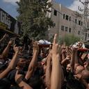 En Jenin, Cisjordania, dolientes, algunos armados, llevan los cuerpos de los hombres palestinos envueltos en banderas del grupo militante Jihad Islámica quienes murieron durante una operación militar israelí, el viernes 6 de septiembre de 2024.