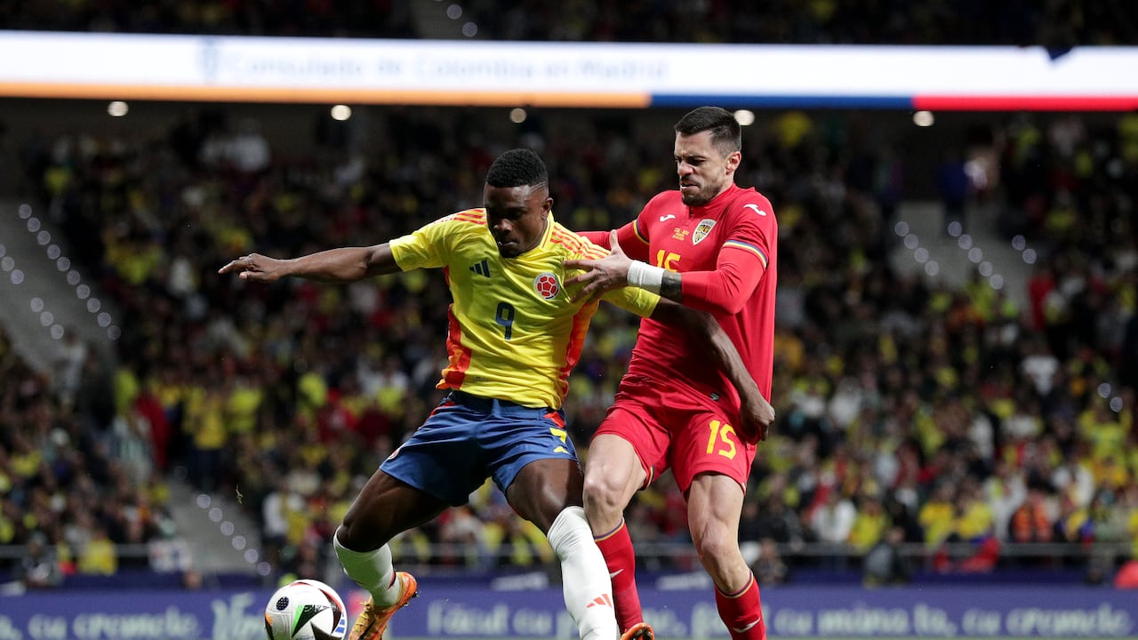 MADRID, SPAIN - MARCH 26: Jhon Cordoba of Colombia is challenged by Andrei Burca of Romania during the international friendly match between Romania and Colombia at Civitas Metropolitan Stadium on March 26, 2024 in Madrid, Spain. (Photo by Gonzalo Arroyo Moreno/Getty Images)