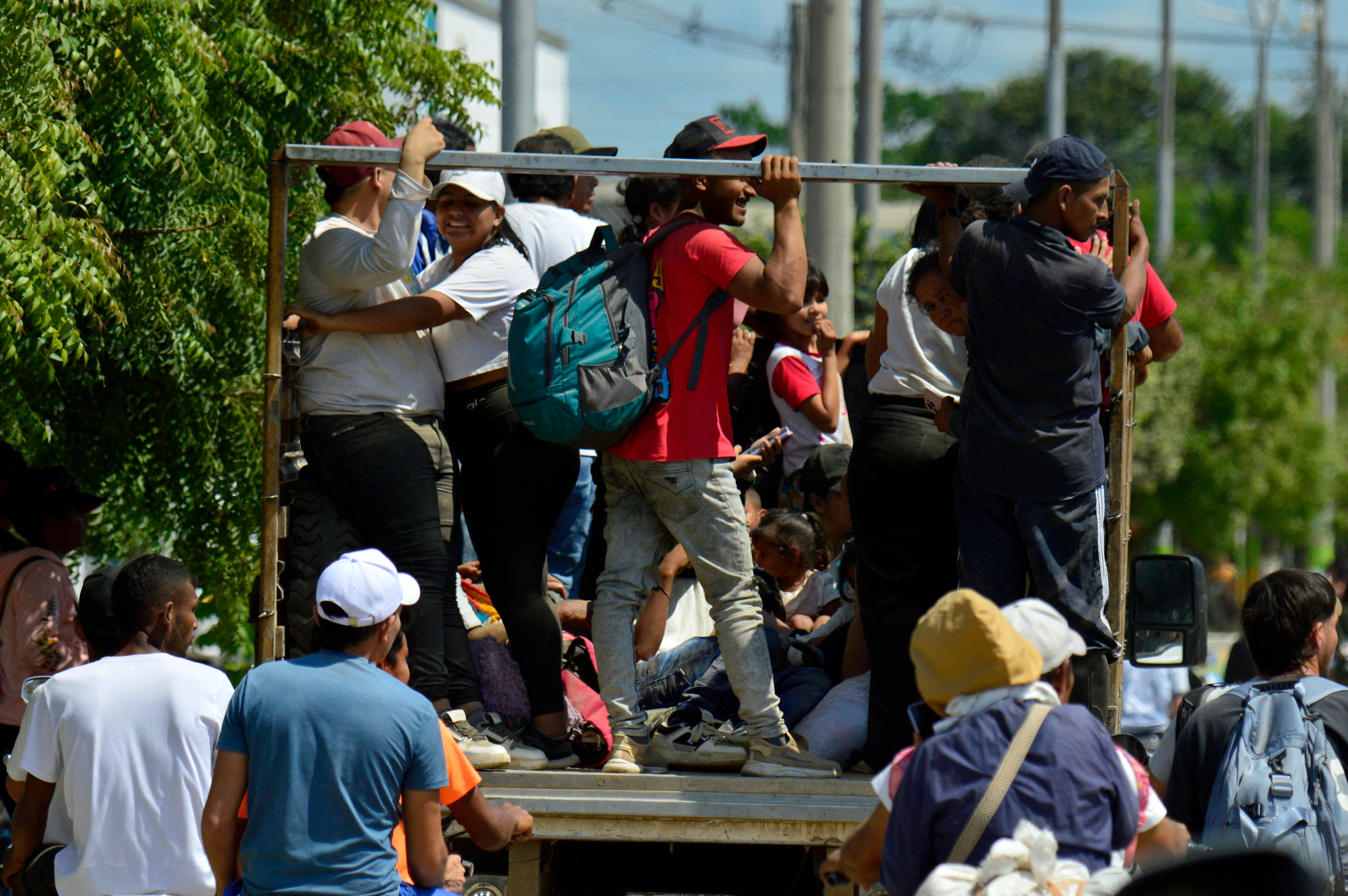 Las personas desplazadas por los recientes enfrentamientos entre grupos armados llegan al municipio de Tibú, Departamento de Norte de Santander, Colombia, el 18 de enero de 2025. Al menos 39 personas han muerto en la violencia que involucra a guerrillas de izquierda cerca de la conflictiva frontera de Colombia con Venezuela, dijeron las autoridades el viernes. , lo que llevó al gobierno a suspender las conversaciones de paz de alto riesgo con el grupo. (Foto de Schneyder Mendoza/AFP)