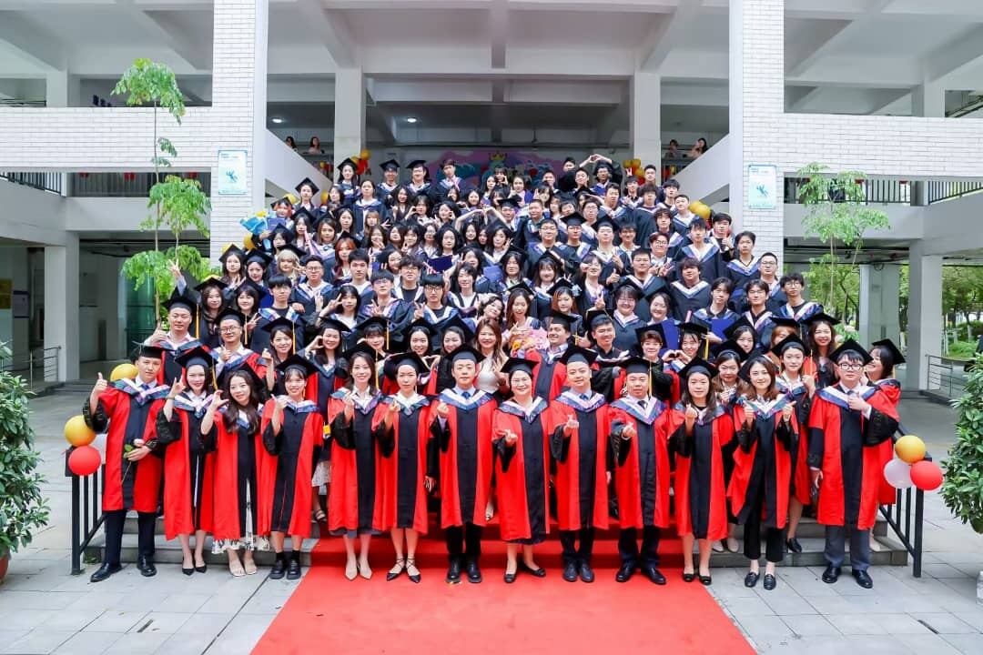 El profesor colombiano Andrés Humberto Ospina Tamara es administrador de empresas, con maestrías y doctorado en educación.