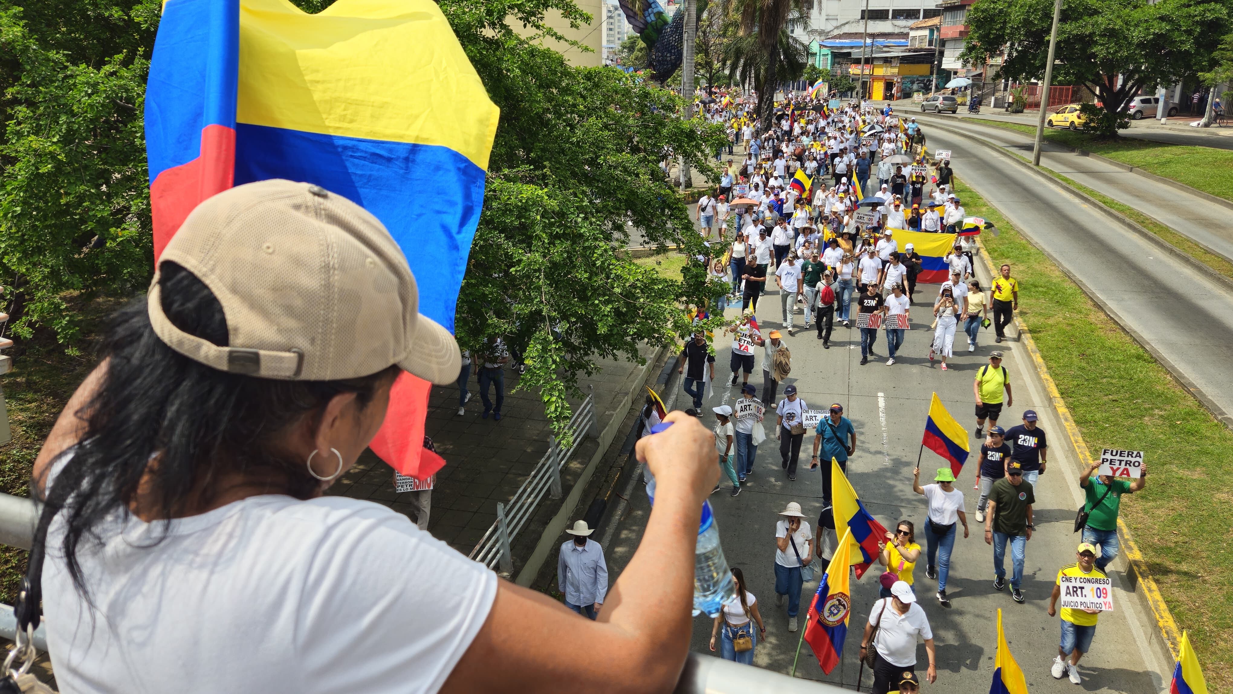 Marcha en contra del gobierno Petro por la calle quinta en Cali