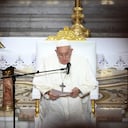 El Papa Francisco pronuncia un discurso mientras participa en una oración mariana con el clero diocesano y los fieles en la Basílica de Notre-Dame de la Garde en Marsella, sur de Francia, el 22 de septiembre de 2023. (Photo by CHRISTOPHE SIMON / AFP)