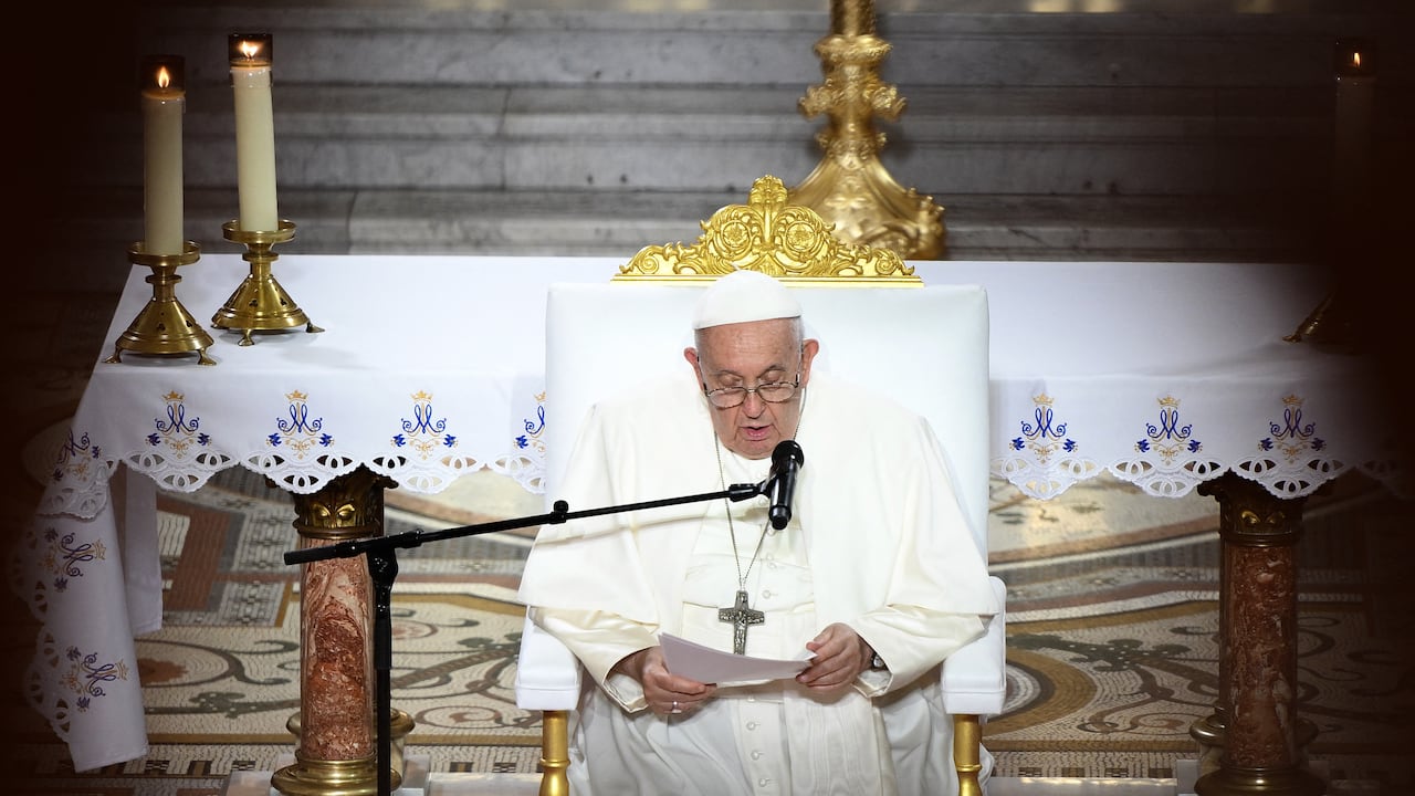 Papa Francisco reiteró su oposición a la eutanasia en medio de su vuelo de regreso al Vaticano tras su visita a Marsella. (Photo by CHRISTOPHE SIMON / AFP)
