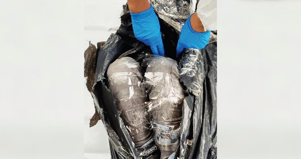 Mientras el juez relataba los terroríficos hechos, los asesinos se reían en medio de la audiencia. Ellos torturaban, asfixiaban y mataban a sus enemigos con ayuda de la Mona, una adolescente de solo 16 años, igual de despiadada.