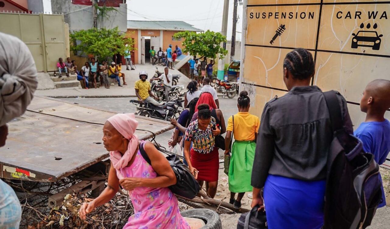 Además de la violencia que se vive por cuenta de las pandillas, la crisis económica y social hizo que varios ciudadanos protestaran contra el gobierno actual de Haití