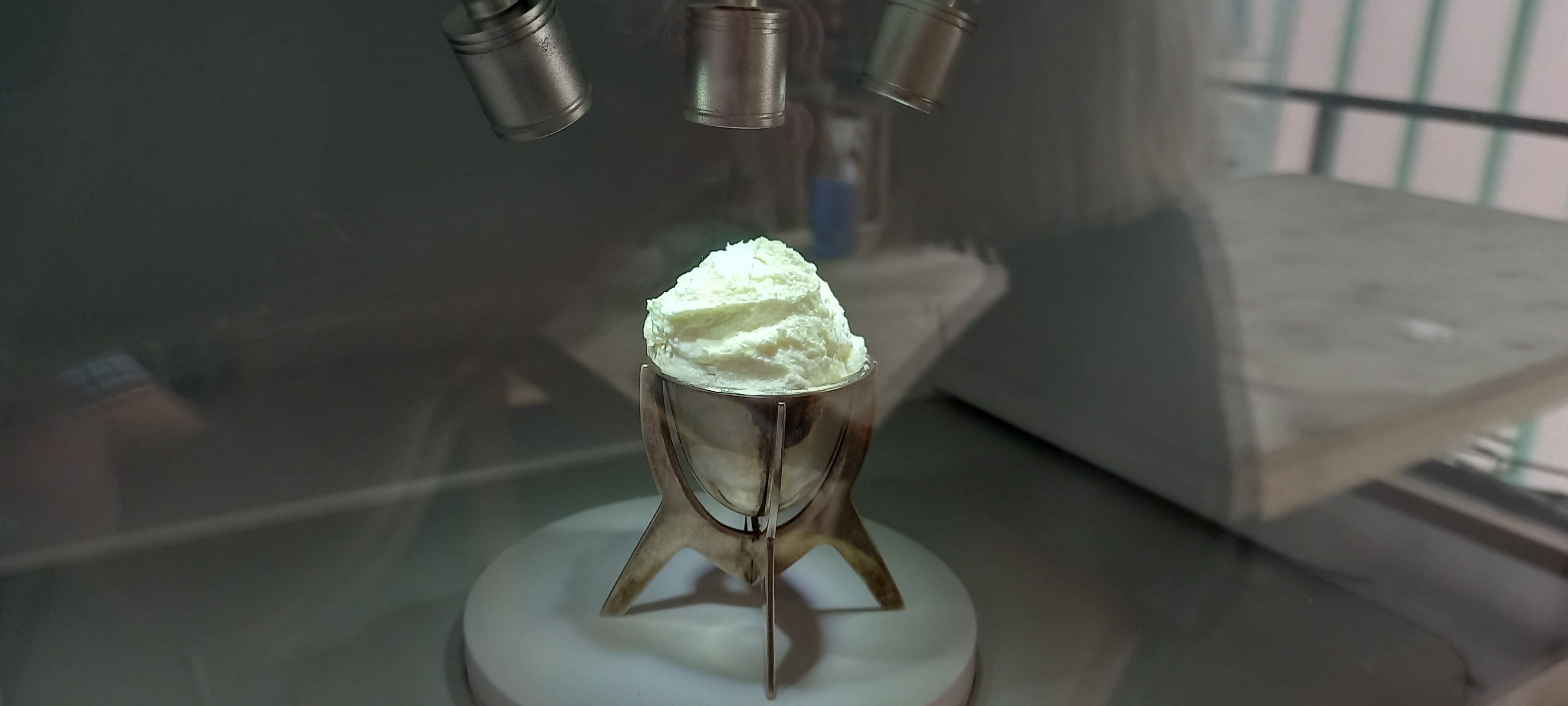 Una vista del primer helado de vainilla del mundo derivado de residuos plásticos, elaborado por la artista y diseñadora Eleanora Ortolani, a través de la puerta de cristal de un congelador en Central Saint Martins en Londres, Gran Bretaña, el 18 de septiembre de 2023.