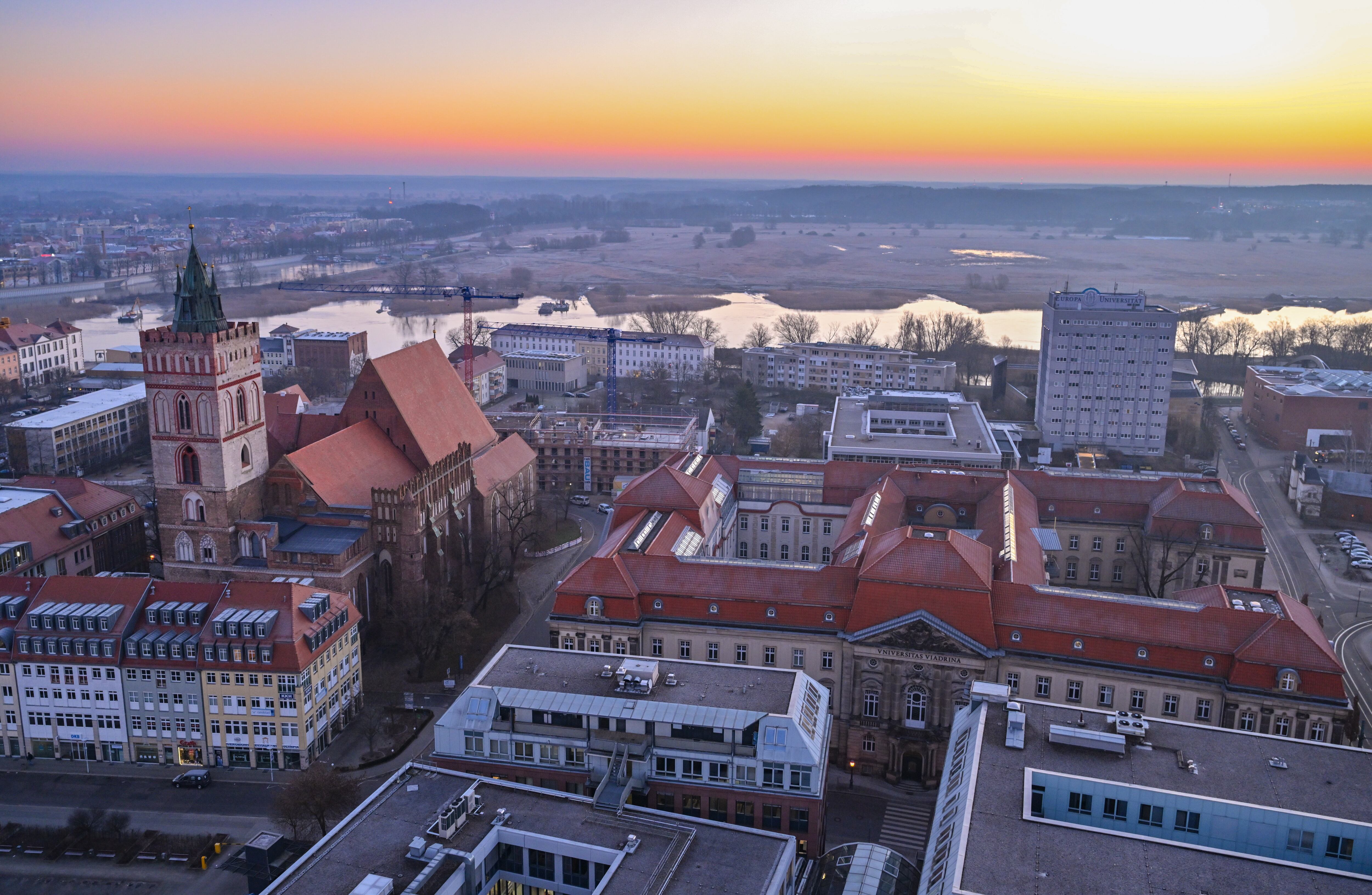 Vista desde un edificio alto del centro de la ciudad con la Iglesia de Santa María (l) y el edificio principal de la Universidad Europea Viadrina. Detrás de ellos se ve el río Oder, fronterizo entre Alemania y Polonia. La ciudad de Frankfurt (Oder) ha solicitado la sede del nuevo Centro del Futuro para la Unidad Alemana y la Transformación Europea.