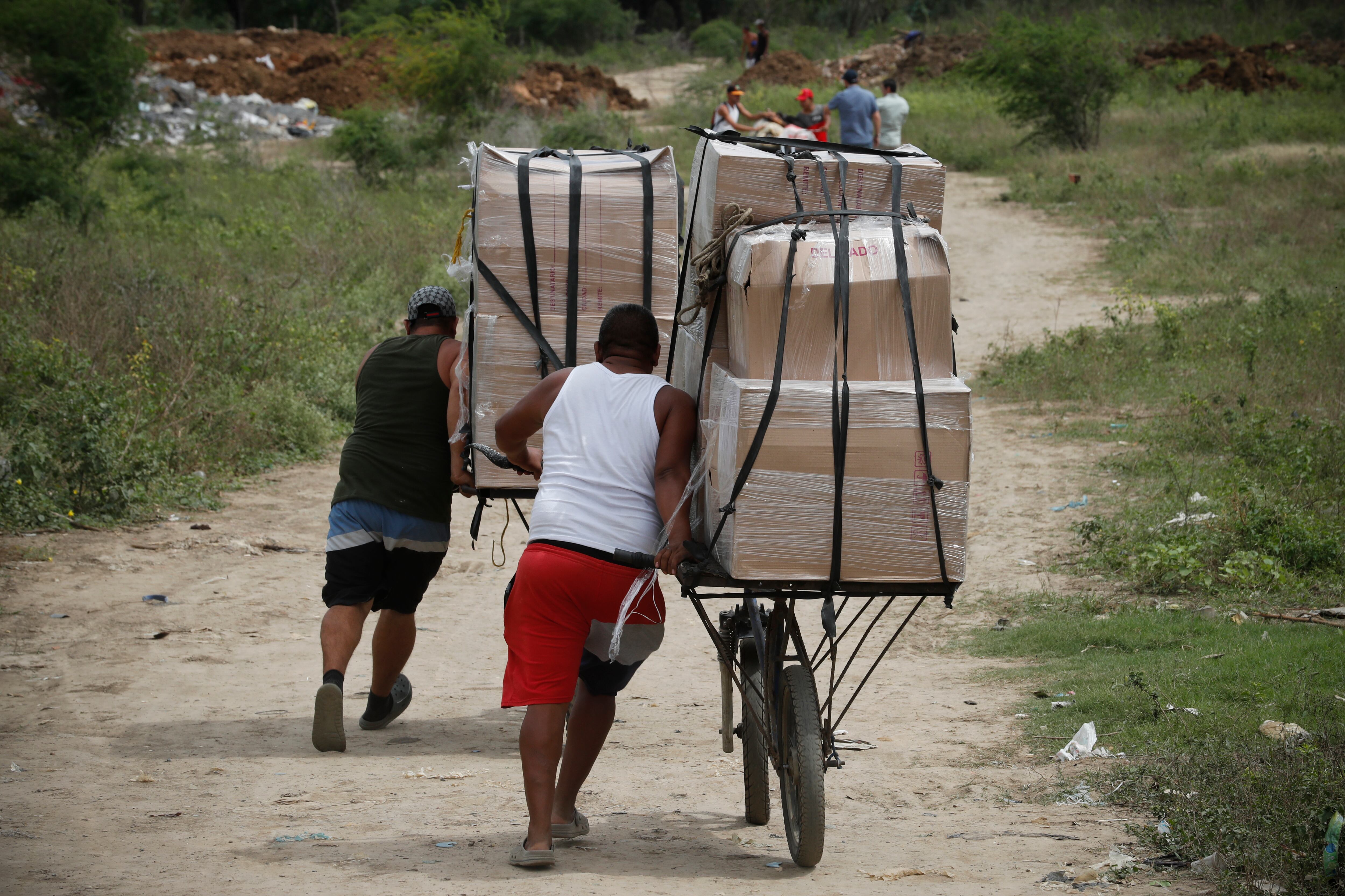 Paso por las trochas de los trocheros despues de la Reapertura de la frontera de la zona metropolitana de Cúcuta con Venezuela 
Enero 24 del 2023
Foto Guillermo Torres Reina / Semana