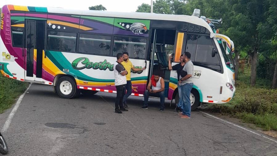 De esta manera conductores de la empresa bloquearon las vías como protesta por la inseguridad.
