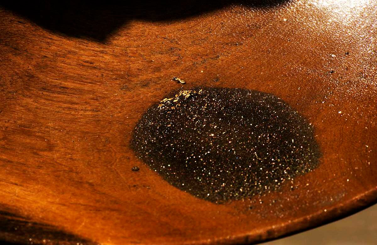 "Hay algo hipnotizante en la acción de revolver, parar, agitar, quitar la grasa, revolver, parar, agitar y de nuevo quitar la grasa a lo largo de la mañana mientras el sol calienta el día". Stephen y Elizabeth Ferry. Foto: Stephen Ferry.