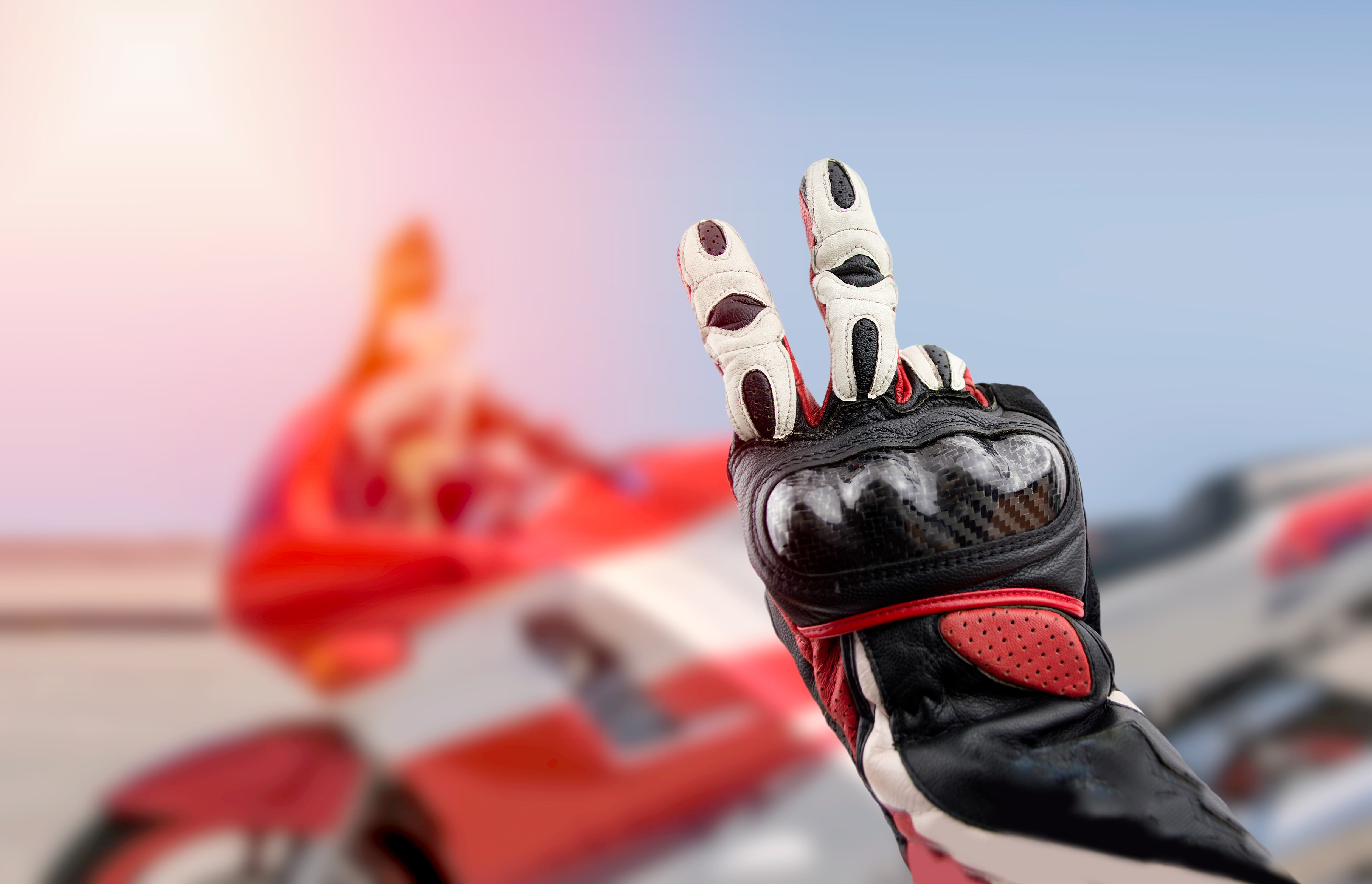 El lenguaje no verbal entre motociclistas es calve para comunicarse en carretera.