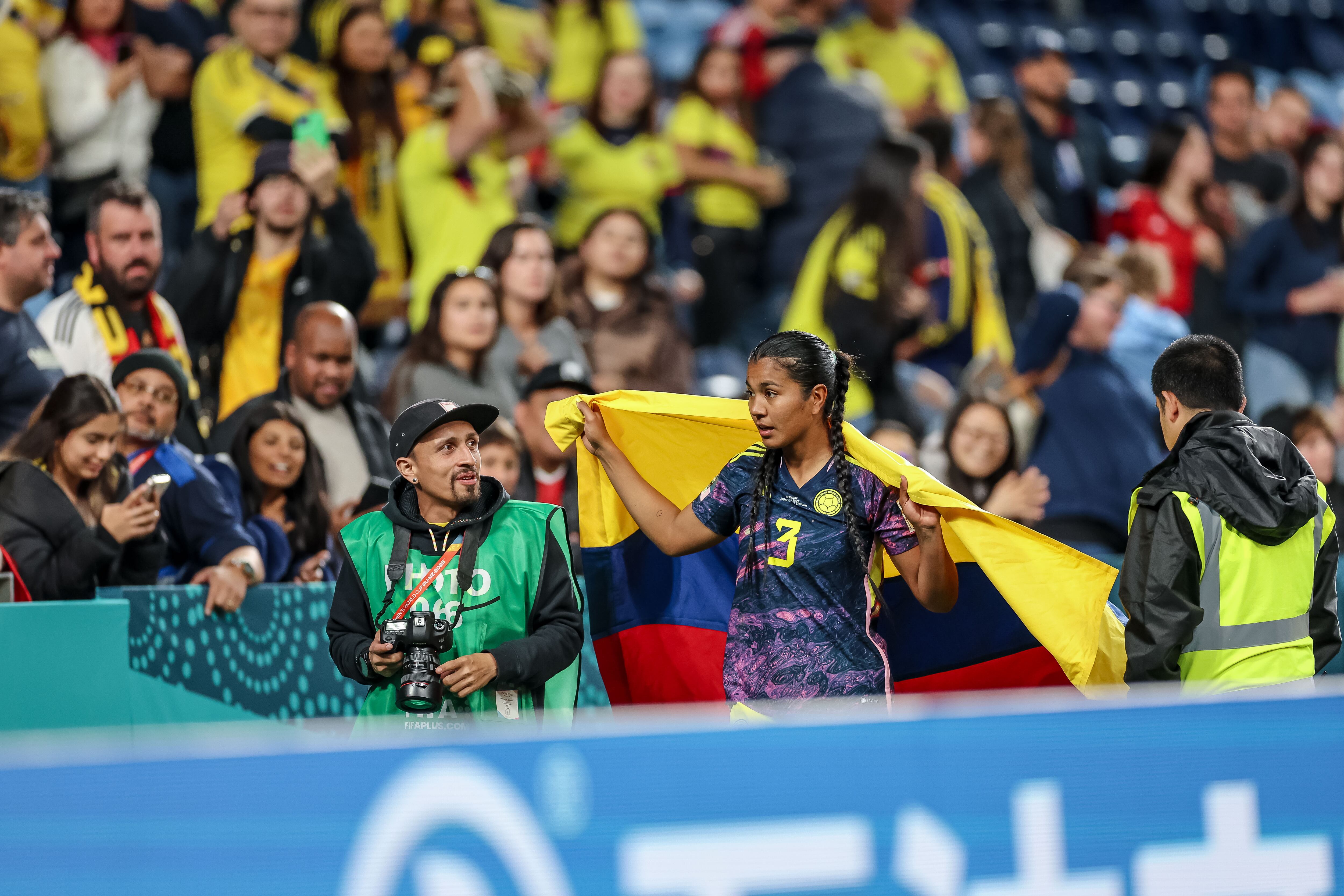 Daniela Arias compartiendo con la afición colombiana.