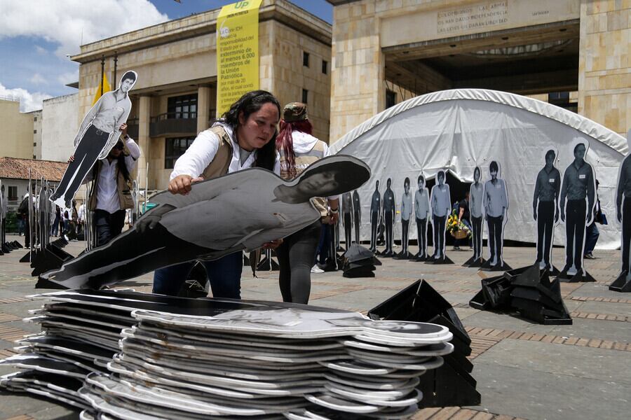 Tanto las víctimas de la Unión Patriótica como sus familiares se dieron cuenta de que el jefe de Estado no estaba presente, razón por la cual empezaron a reclamar con gritos su presencia.
