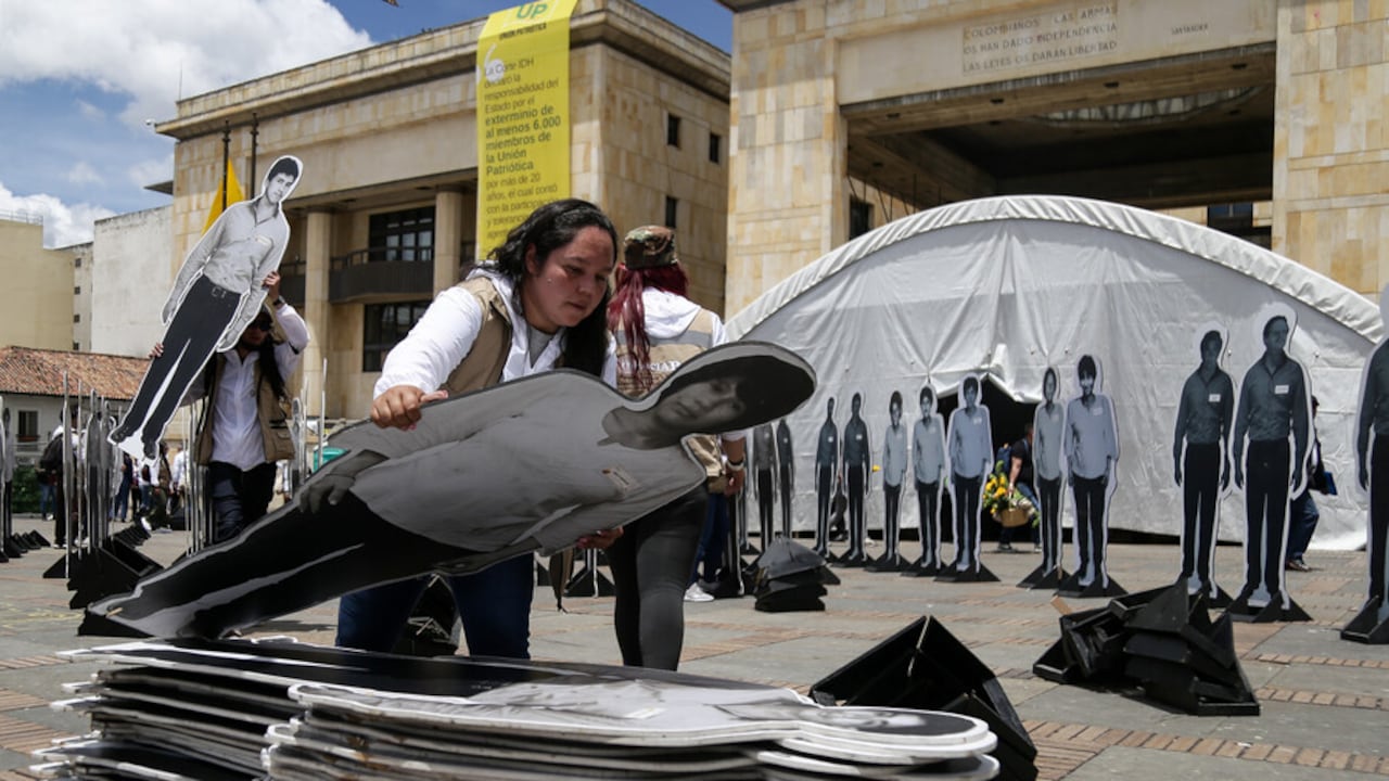 Tanto las víctimas de la Unión Patriótica como sus familiares se dieron cuenta de que el jefe de Estado no estaba presente, razón por la cual empezaron a reclamar con gritos su presencia.