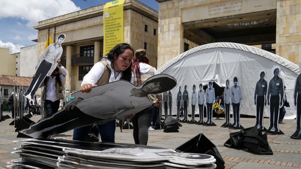 Tanto las víctimas de la Unión Patriótica como sus familiares se dieron cuenta de que el jefe de Estado no estaba presente, razón por la cual empezaron a reclamar con gritos su presencia.