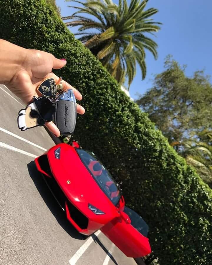 Fotografía tomada del Instagram de Jenny Ambuila, hija del exfuncionario de la Dian Omar Ambuila, en la que presumió su Lamborghini.