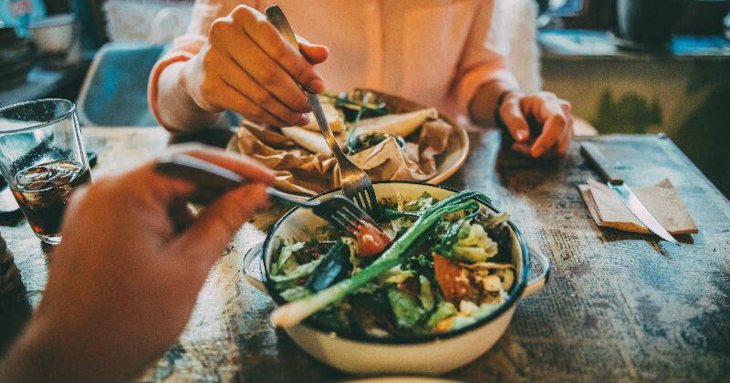 Ayunar de manera intermitente puede ayudar a perder peso, pero no es recomendable para todas las personas. Foto: iStockphoto