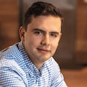 Felipe Cardozo, gerente de Hipermar Fish. Según Felipe Cardozo, parte del atún que se vende en la tienda es tinturado con remolacha para mejorar el aspecto.