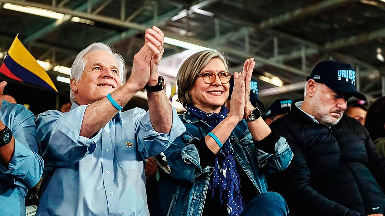  Delia Jaramillo, esposa de Uribe Londoño, ha sido uno de sus soportes. Recordó que el expresidente Álvaro Uribe se irritó con ellos. “Está perdonado”.