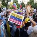 Los partidarios de la oposición venezolana sostienen carteles que dicen "Por la libertad de Venezuela" mientras se concentran frente al Parlamento español mientras los diputados españoles debaten después de que el partido de derecha español PP pidiera el reconocimiento por parte del Estado español de Edmundo González Urrutia como ganador de las elecciones venezolanas en El Congreso español en Madrid el 10 de septiembre de 2024.