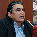 De izquierda a derecha: El senador Gustavo Bolívar y el individuo protagonizando el bochornoso hecho.