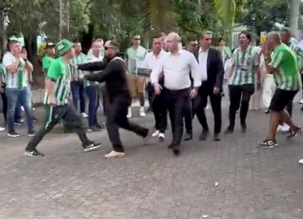 Fernando Jaramillo fue increpado por los seguidores de Nacional a su llegada al Atanasio Girardot.