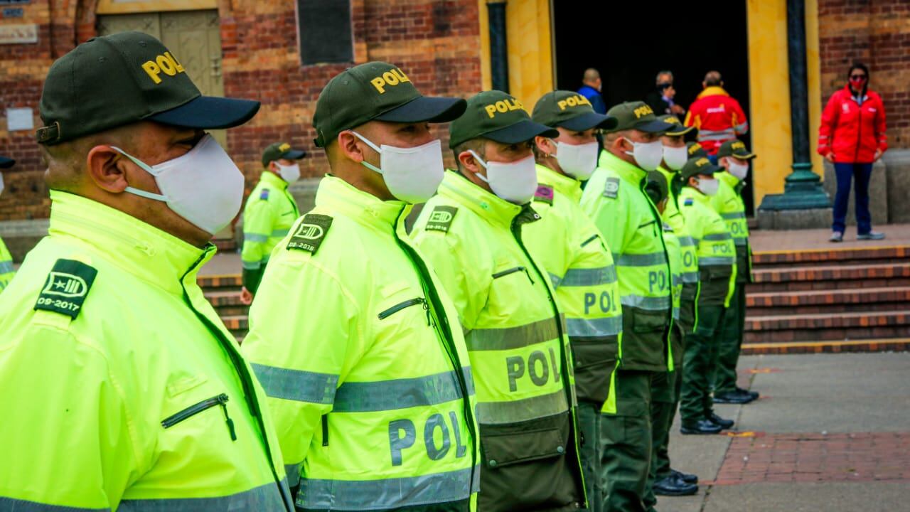 La dotación de intendencia de la Policía se entrega vía subasta invertida para reducir costos. Sin embargo, en los últimos procesos no ha habido ahorros, el motivo, parece ser una cartelización de contratistas, que en la Policía no ha generado más que suspicacia.