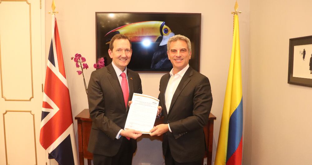 Colin Martin-Reynolds CMG, embajador británico en Colombia y Carlos Correa, ministro de Medio Ambiente en la firma de la declaración del Palacio de Buckingham.