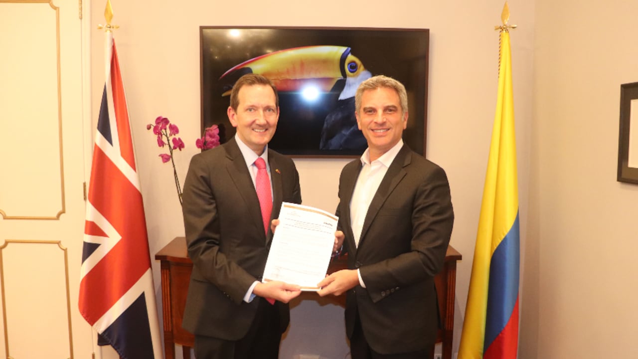 Colin Martin-Reynolds CMG, embajador británico en Colombia y Carlos Correa, ministro de Medio Ambiente en la firma de la declaración del Palacio de Buckingham.