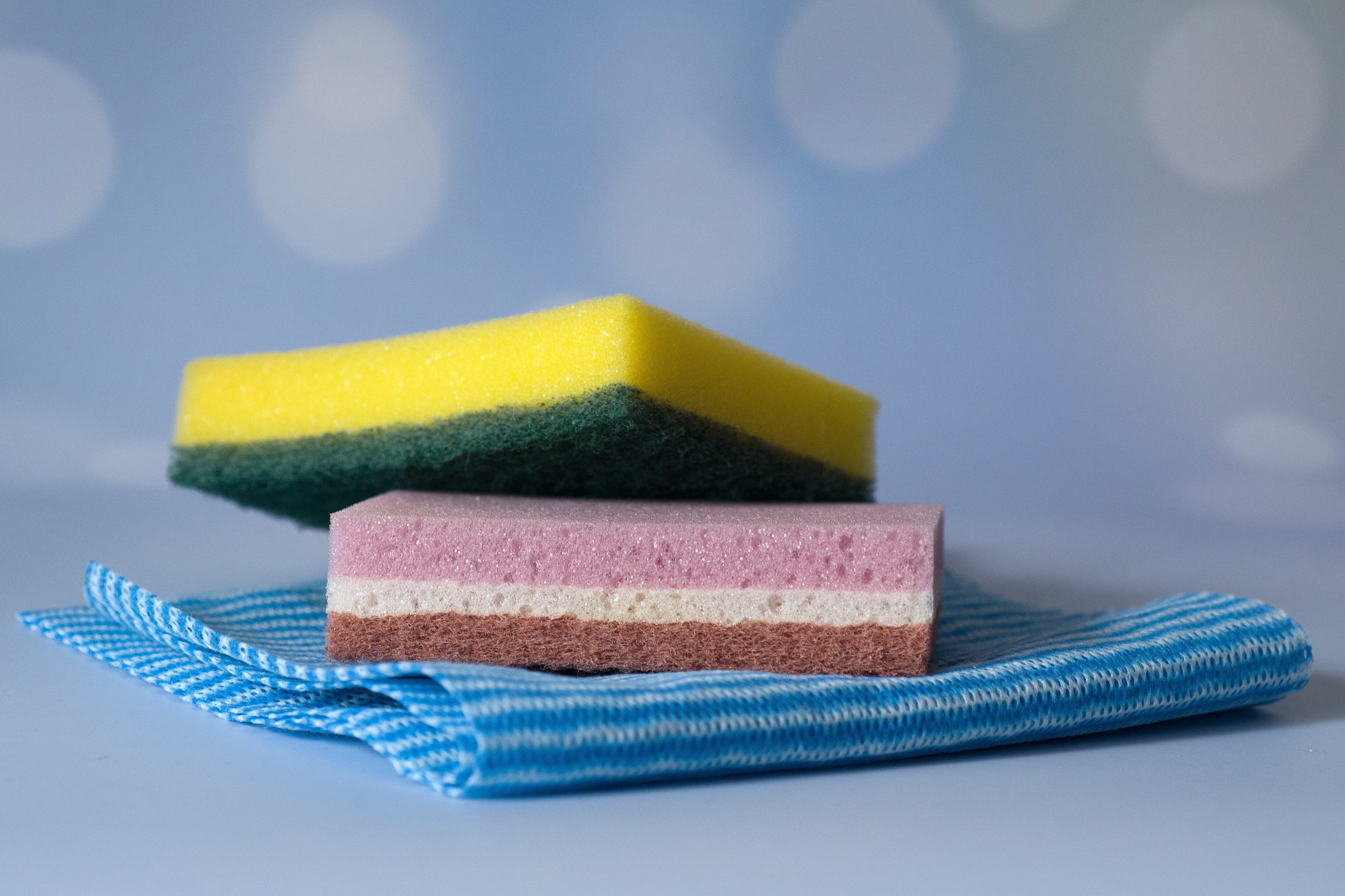 Lavar la ropa puede ser una tarea complicada para algunos.