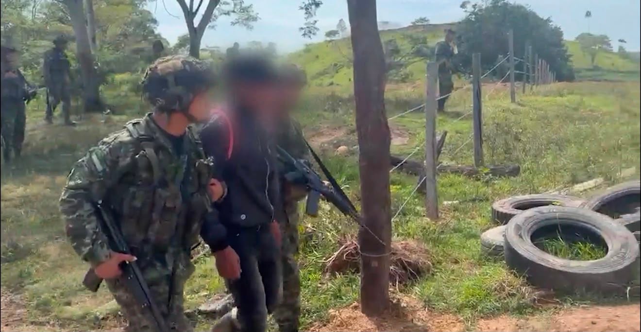 Los dos hombres entregaron un fusil, una pistola, proveedores y más de 40 unidades de munición.
