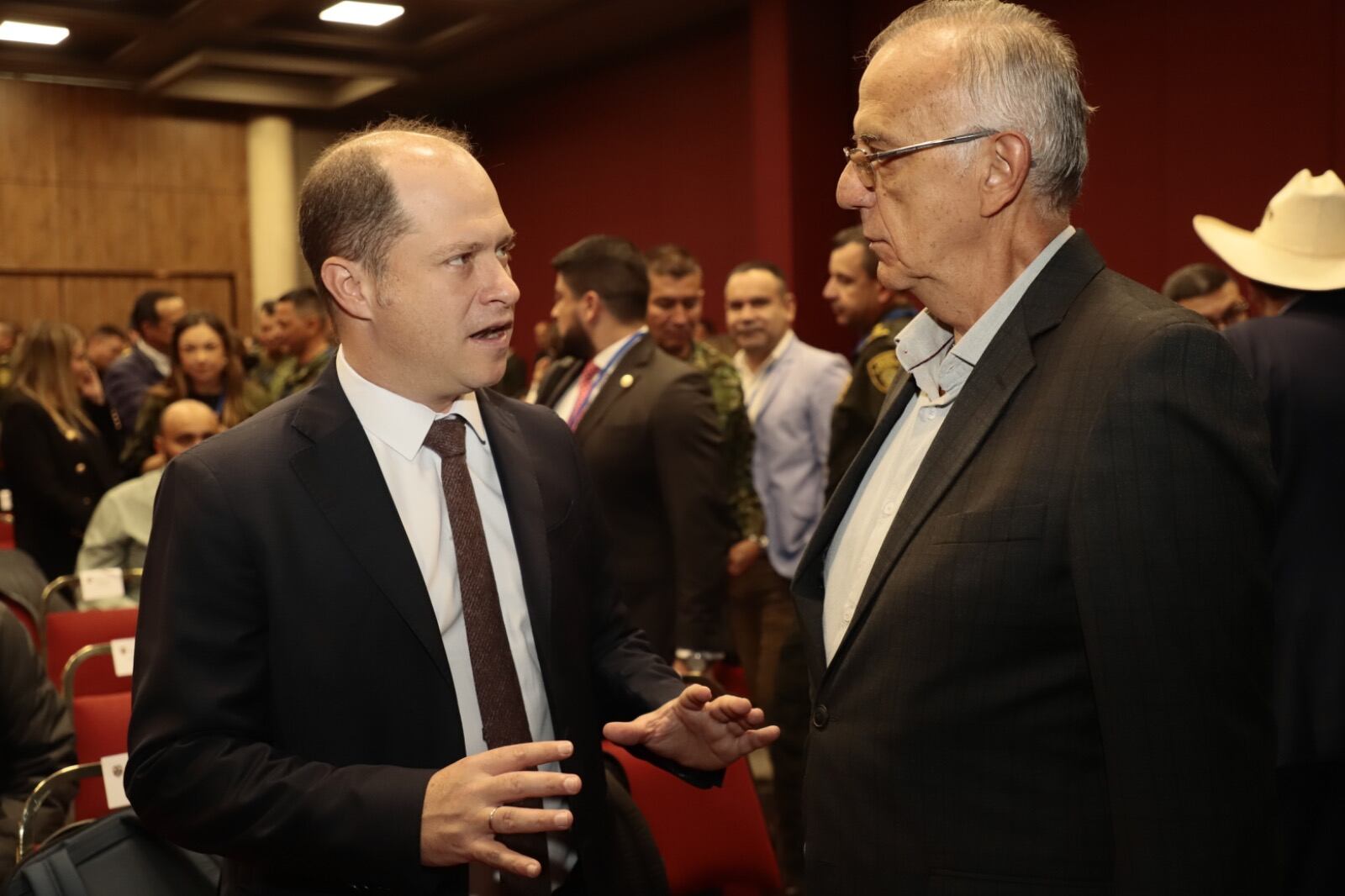 A la izquierda, el gobernador de Sucre  Héctor Olimpo Espinosa; y a la derecha, el ministro de Defensa Iván Velásquez.