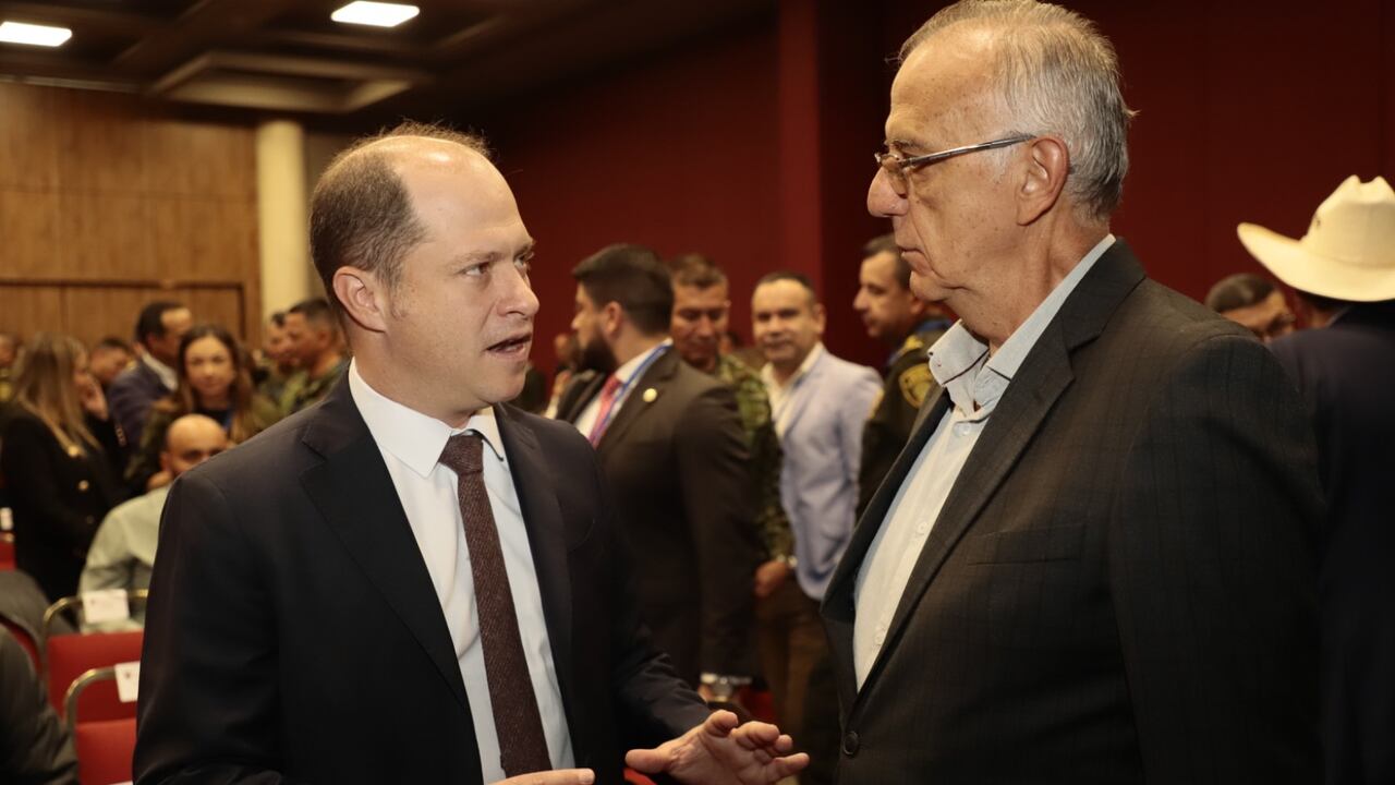 A la izquierda, el gobernador de Sucre  Héctor Olimpo Espinosa; y a la derecha, el ministro de Defensa Iván Velásquez.