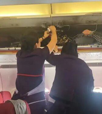 La tripulación de cabina también controló con éxito el incendio. Hasta el momento no se reportan heridos.